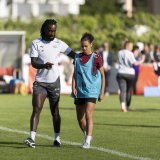 Johan Djourou, coordinateur sportif de la Nati féminine, avec la Valaisanne Iman Beney.